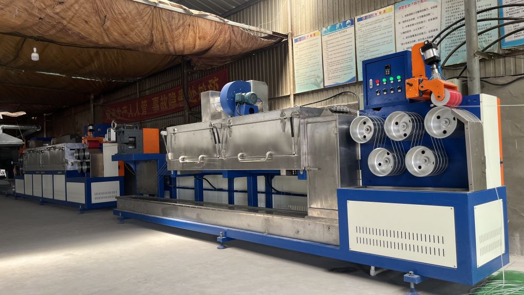 PP single screw 4 straps output production line.jpg PP single screw 4 straps output production line.jpg
