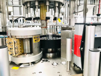 фото Маркировка упаковки этикетками оборудование от магазина Метасила