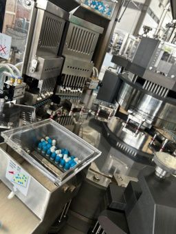 картинка Полностью автоматическое оборудование для наполнения капсул порошкообразным веществом, гранулами, с авто загрузкой порошка и капсул (модель AV-800) от магазина Метасила