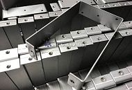 Что такое скоба? Короче говоря, кронштейн - это промежуточный компонент, используемый для крепления одной вещи (например, полки) к другой (например, стене). Руководство по изготовлению скоб из листового металла