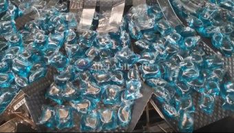 фото Автоматическая линия упаковки капсул для стирки в контейнер от магазина Метасила
