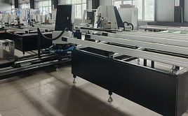Автоматическая линия для высокоэффективной односторонней сварки и двусторонней очистки углов пластиковых окон, модель SX7V