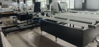картинка Автоматическая линия для высокоэффективной односторонней сварки и двусторонней очистки углов пластиковых окон, модель SX7V от магазина Метасила